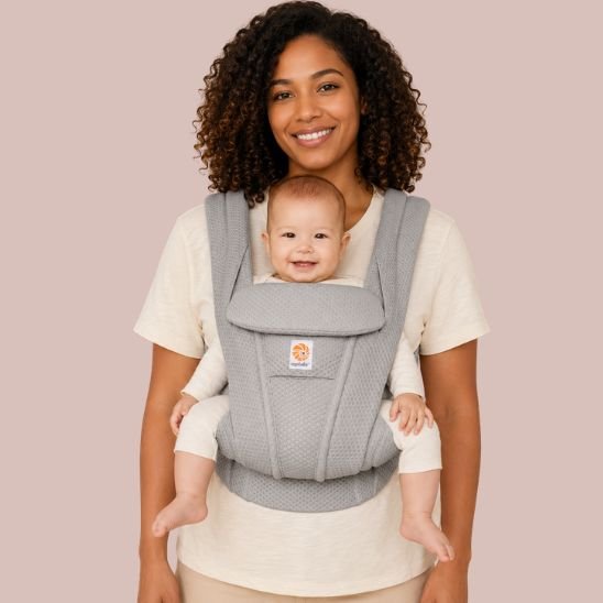 porte bébé ergonomique gris bébé souriant position ventrale