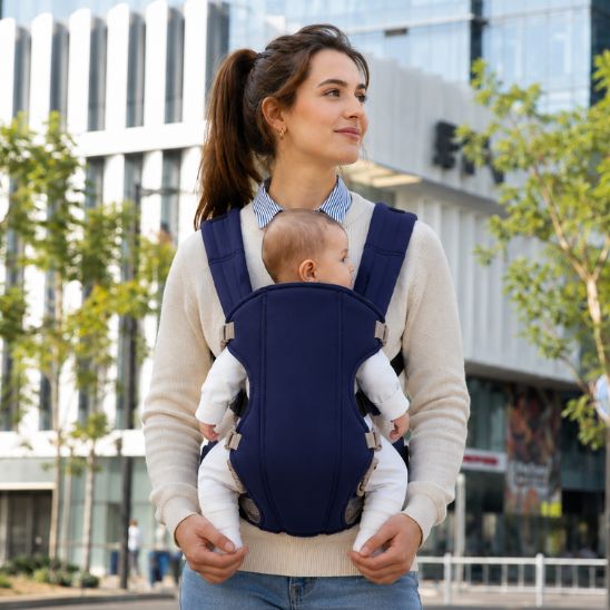 Porte bébé physiologique bleu marine – maman en balade en ville, bébé porté face au parent, bretelles ajustables