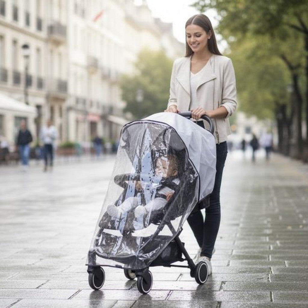 Protection pluie poussette universelle – maman promenant bébé bien au sec en ville