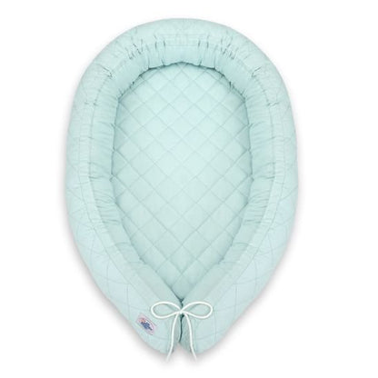 Réducteur de lit bébé menthe vu de dessus sur fond blanc
