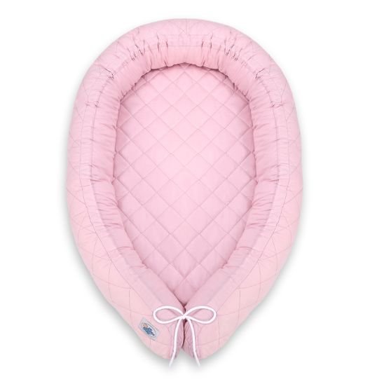 Réducteur de lit bébé rose, vue de dessus, forme ovale matelassée
