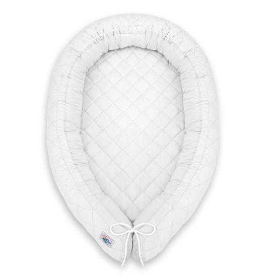 Réducteur de lit bébé blanc vu de dessus sur fond blanc