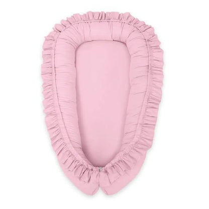 Réducteur de lit bébé à volants rose, vue de dessus