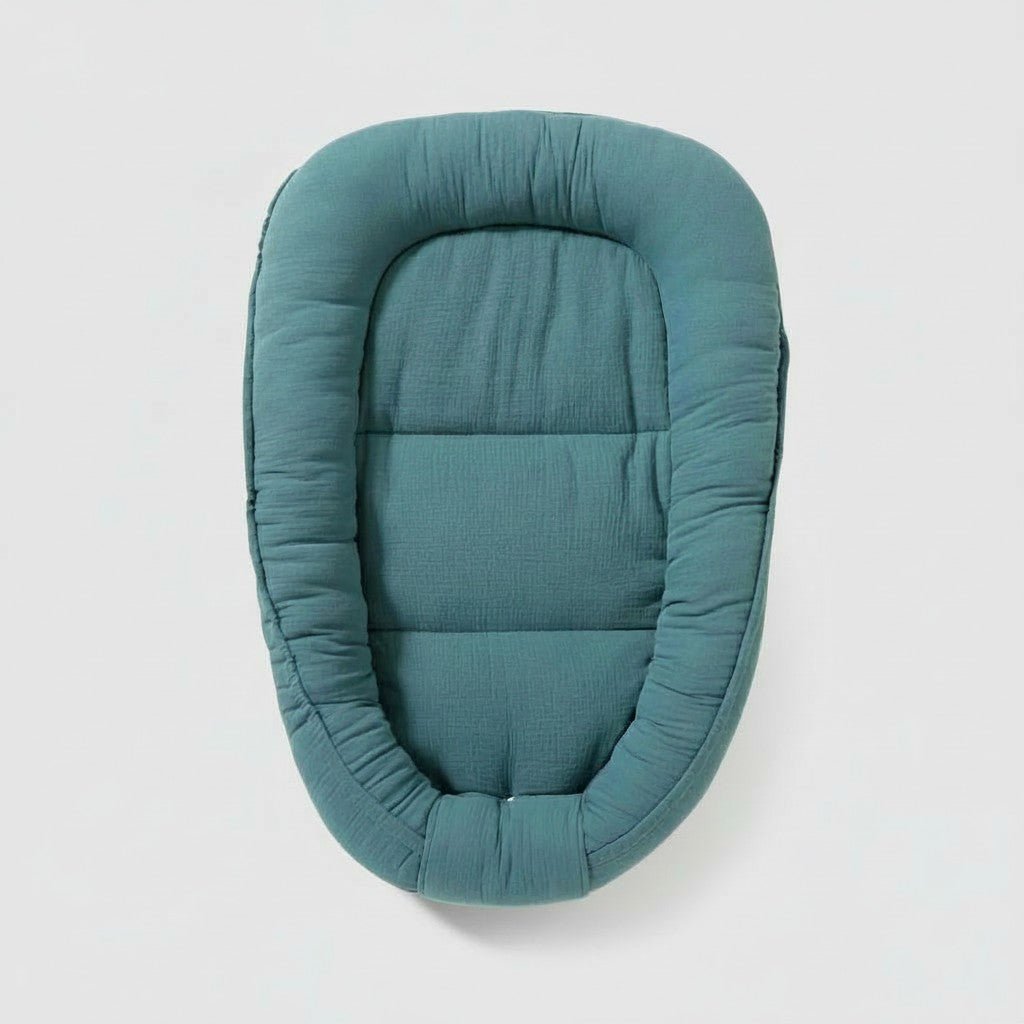 Réducteur de lit bébé bleu pétrole utilisable dès la naissance