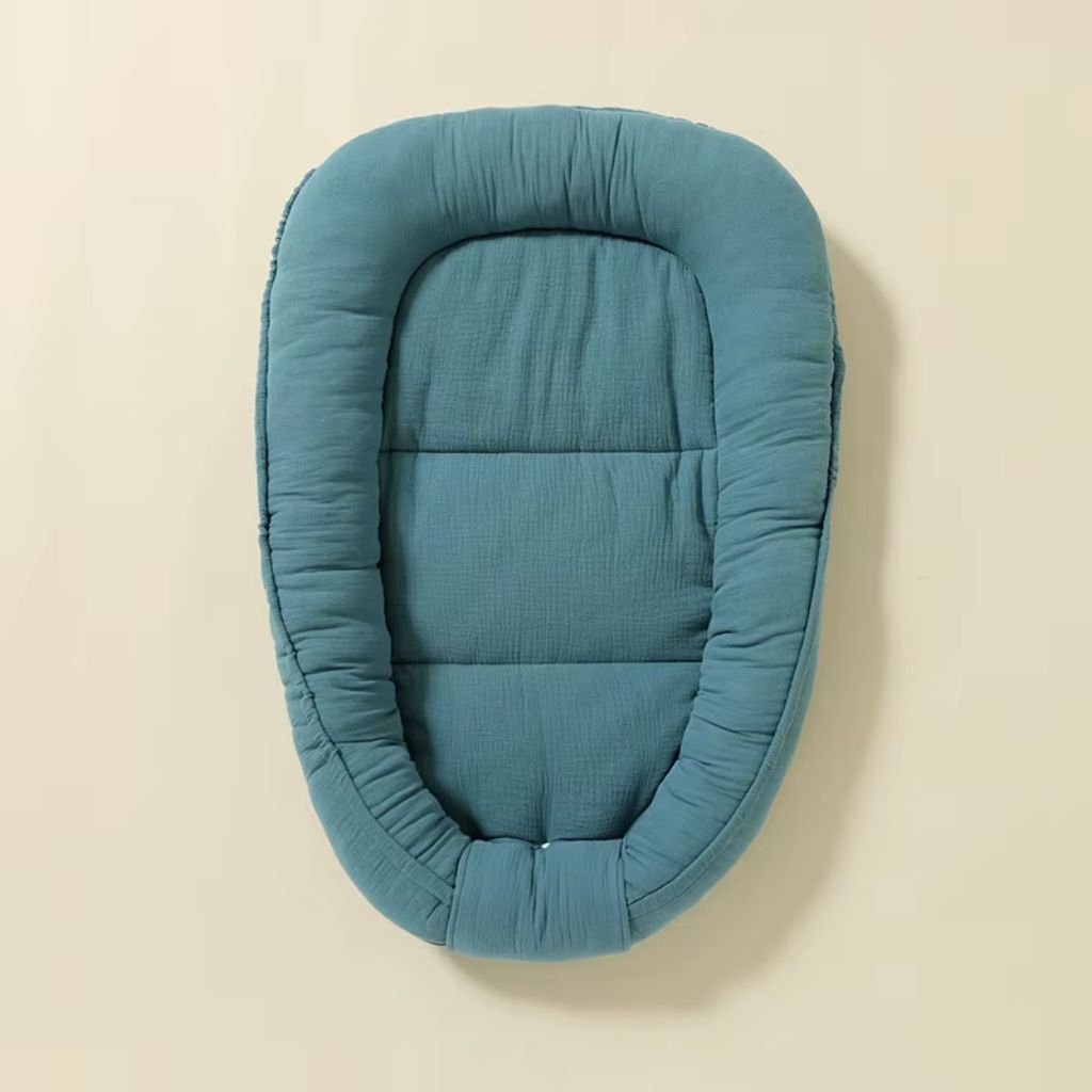 Réducteur de lit bébé bleu pétrole au confort premium en mousseline