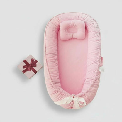 Réducteur de lit bébé rose doux et sécurisant