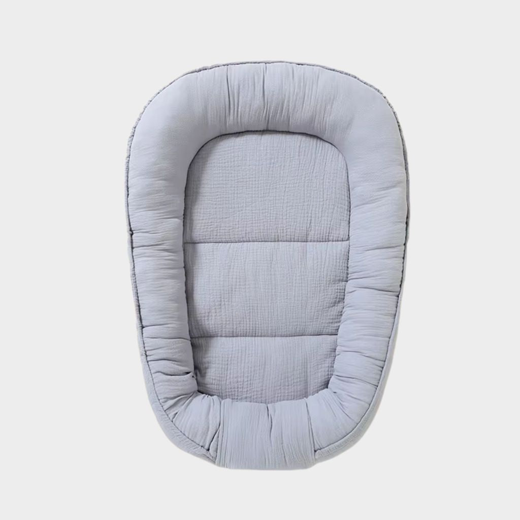 Réducteur de lit bébé gris doux et respirant pour nouveau-né