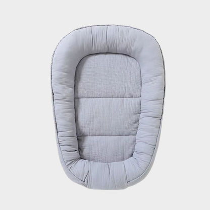 Réducteur de lit bébé gris doux et respirant pour nouveau-né