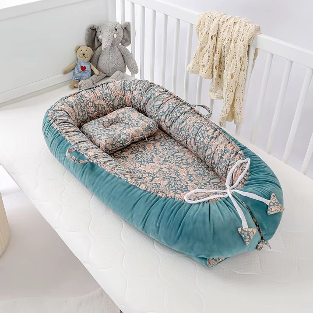 Réducteur de lit bébé réversible motif floral