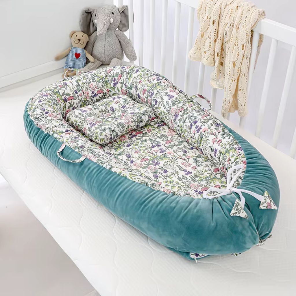 Réducteur de lit bébé Floralys rose avec motifs floraux délicats