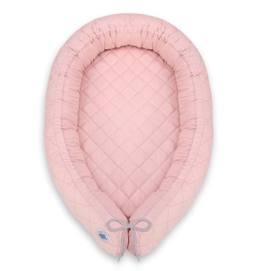 Réducteur de lit bébé rose avec cordon gris, vu de dessus sur fond blanc
