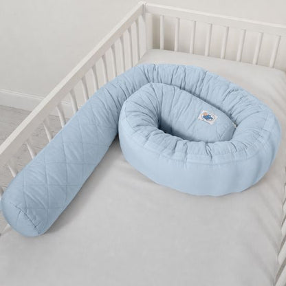 Tour de lit bleu ciel amovible installé dans un lit à barreaux