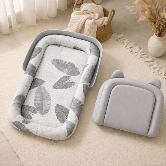 Réducteur de lit bébé pliable Tropical ouvert et plié côte à côte sol chambre naturelle