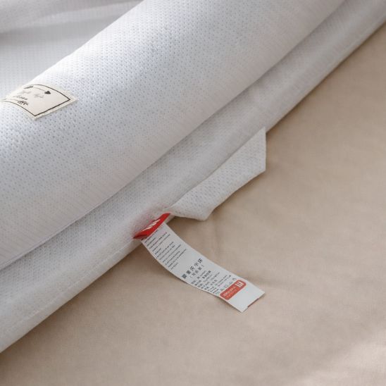 Réducteur de lit bébé portable plié — maille nid d'abeille respirante et étiquette de composition