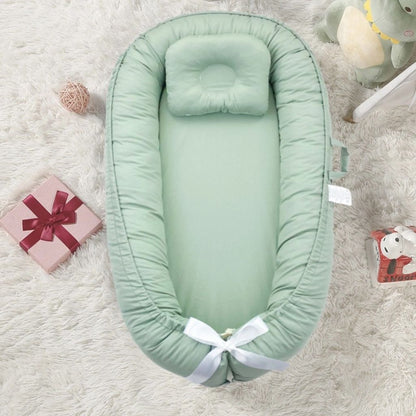 Réducteur de lit bébé hypoallergénique couleur vert pastel