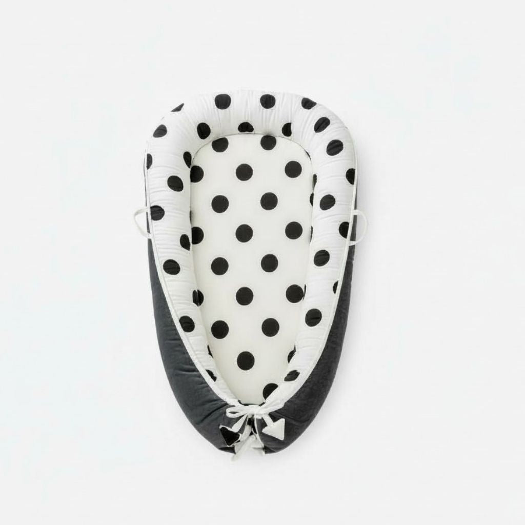 Réducteur de lit bébé au design minimaliste à pois noirs