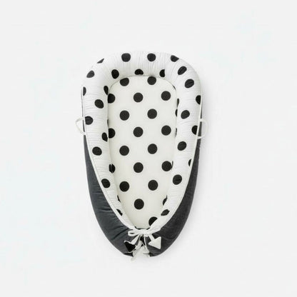 Réducteur de lit bébé au design minimaliste à pois noirs