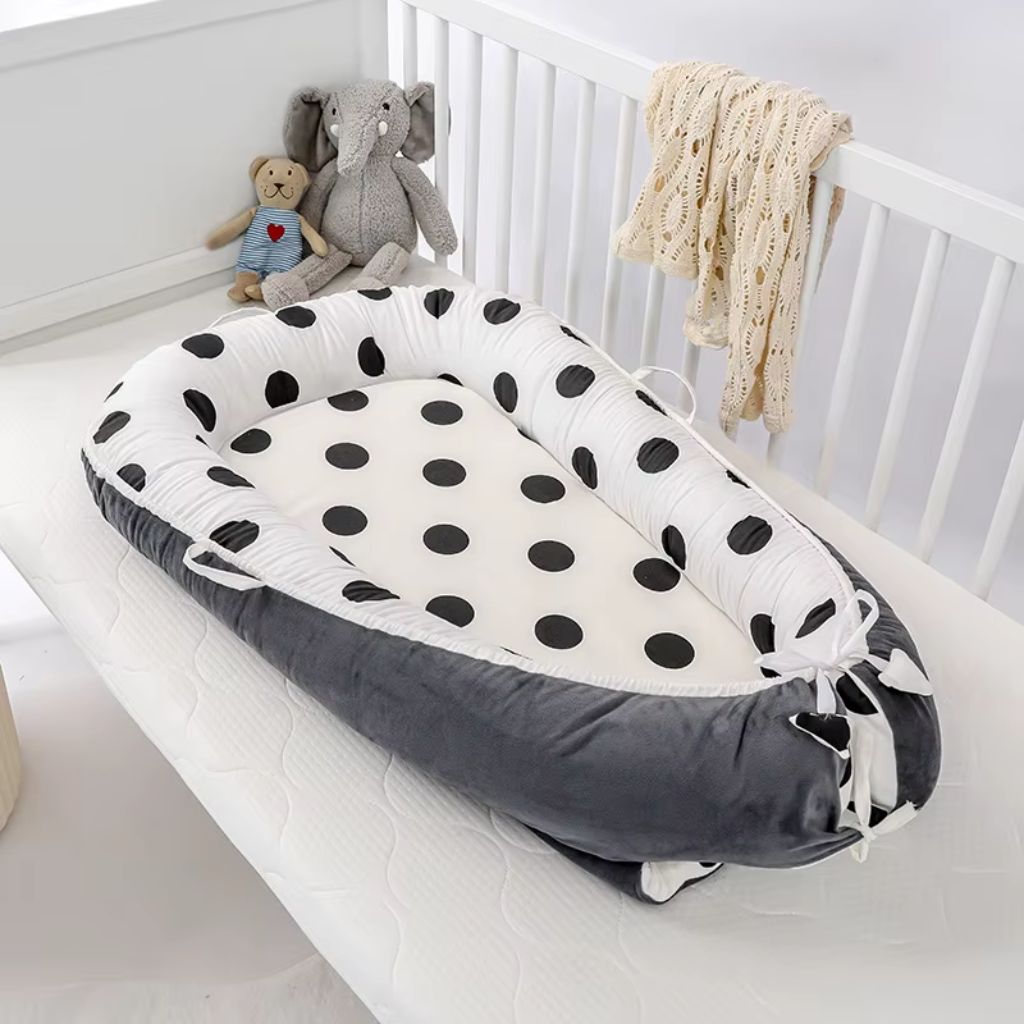 Réducteur de lit bébé gris réversible avec motif à pois noirs