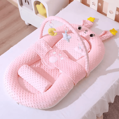 Réducteur de lit – coussin anti-reflux rose poudré, ambiance chambre bébé, cocon minky avec arche d’éveil.