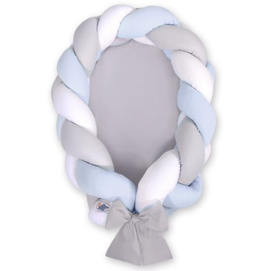 Réducteur de lit tressé bleu, blanc et gris avec matelas gris coordonné