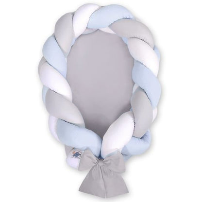 Réducteur de lit tressé bleu, blanc et gris avec matelas gris coordonné