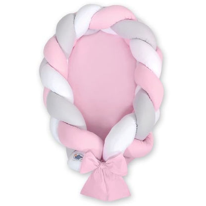 Réducteur de lit tressé rose, blanc et gris avec matelas rose coordonné