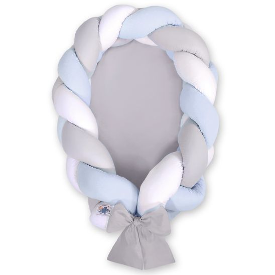 Réducteur de lit tressé bleu, blanc et gris avec matelas gris coordonné
