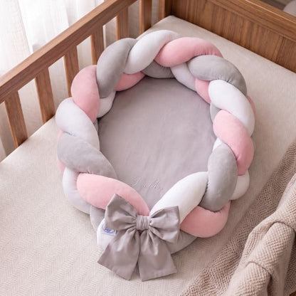 Réducteur de lit tressé rose, gris et blanc personnalisé avec initiales, vu de dessus