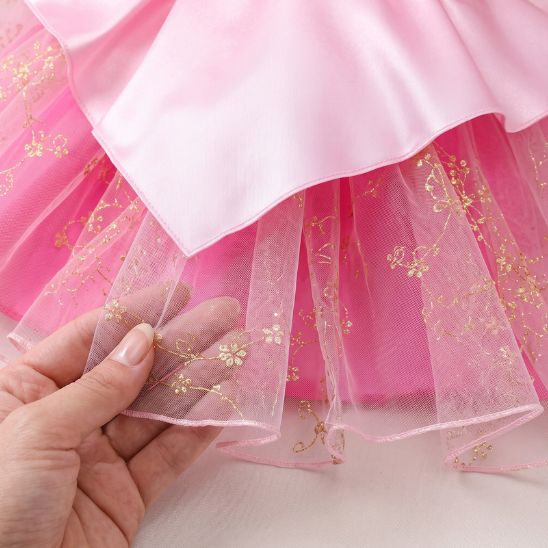 Robe de princesse pour bébé détail de la jupe rose multicouche