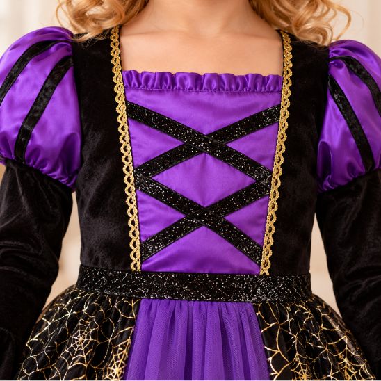 Gros plan sur le bustier violet lacé de noir, le galon doré et les manches ballon de la robe de sorcière