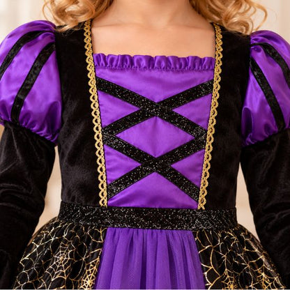 Gros plan sur le bustier violet lacé de noir, le galon doré et les manches ballon de la robe de sorcière
