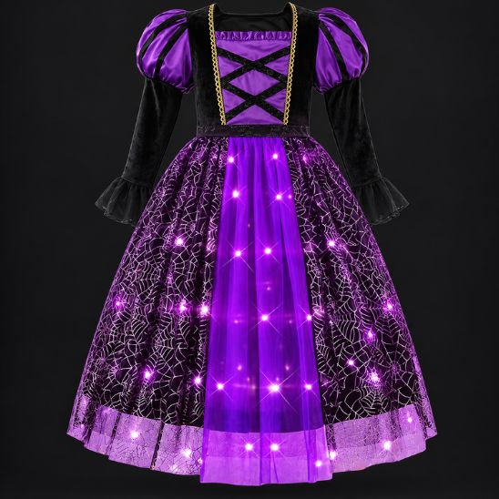 Robe de sorcière allumée dans le noir avec ses petites lumières LED violettes dans la jupe