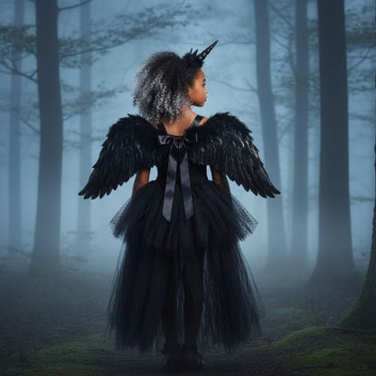  Robe licorne noire fille vue de dos avec ailes et nœud, décor de forêt