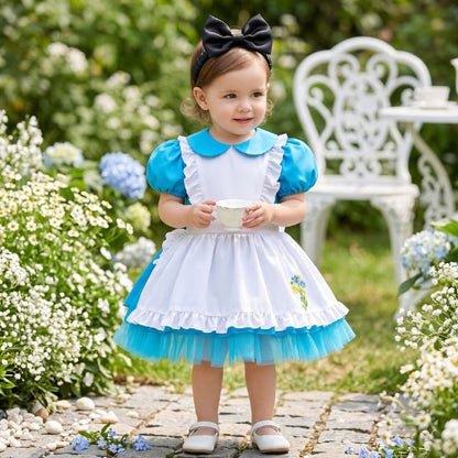 Robe pour bébé bleu ciel avec tablier blanc portée avec une tasse