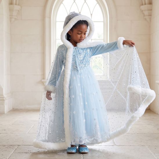 Robe princesse avec cape bleu glacier portée par une petite fille