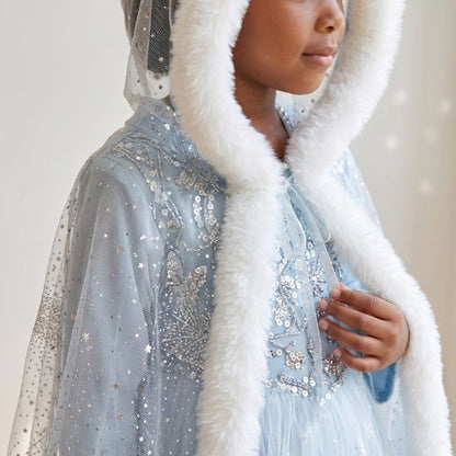 Détails scintillants de la robe princesse avec cape et fausse fourrure blanche