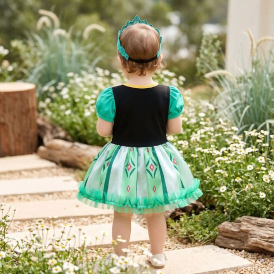 Robe princesse verte bébé vue de dos dans un jardin