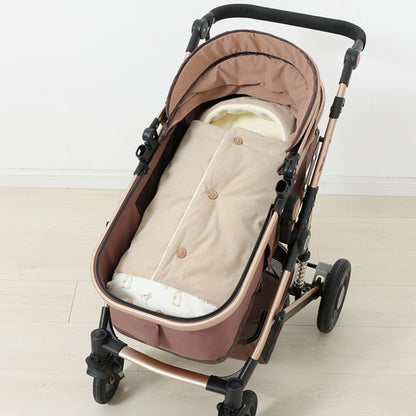 Sac de couchage Noisette dans une nacelle de poussette