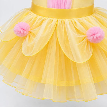 Détail de la jupe jaune en tulle et des fleurs roses de la robe bébé