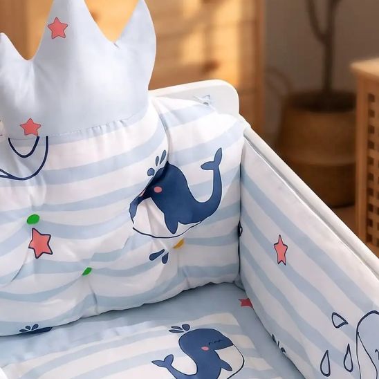 Tour de lit bébé baleine bleu – gros plan coussin couronne