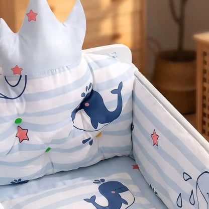 Tour de lit bébé baleine bleu – gros plan coussin couronne