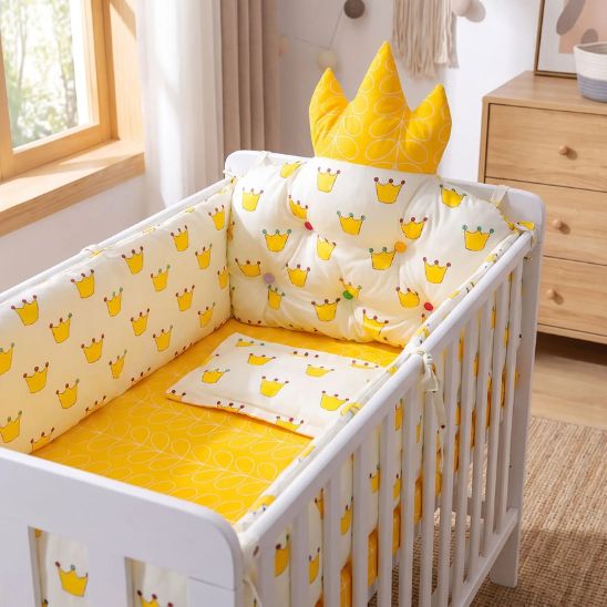 Tour de lit bébé motif couronnes jaune – chambre lumineuse