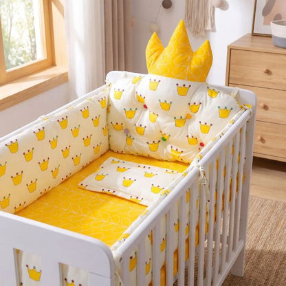 Tour de lit bébé motif couronnes jaune – chambre lumineuse
