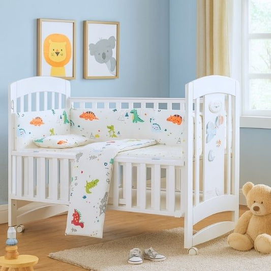 Tour de lit bebe coton dinosaure installé dans une chambre bébé