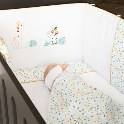 Tour de lit bébé animaux de la savane beige et vert – protection douce et décorative pour lit à barreaux