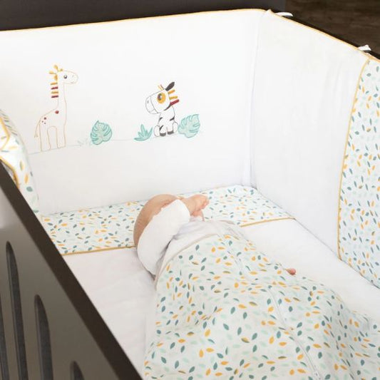 Tour de lit bébé animaux de la savane beige et vert – protection douce et décorative pour lit à barreaux