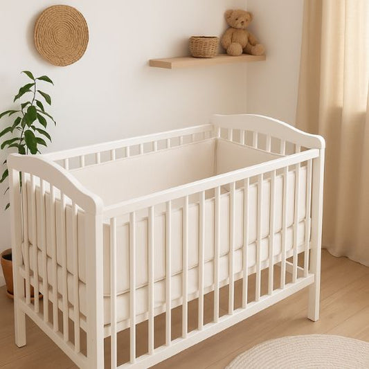 Tour de lit bébé beige scandinave, déco sobre et naturelle pour chambre