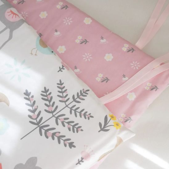 Détail tissu coton tour de lit bébé Forêt Enchantée motifs fleurs et feuillages