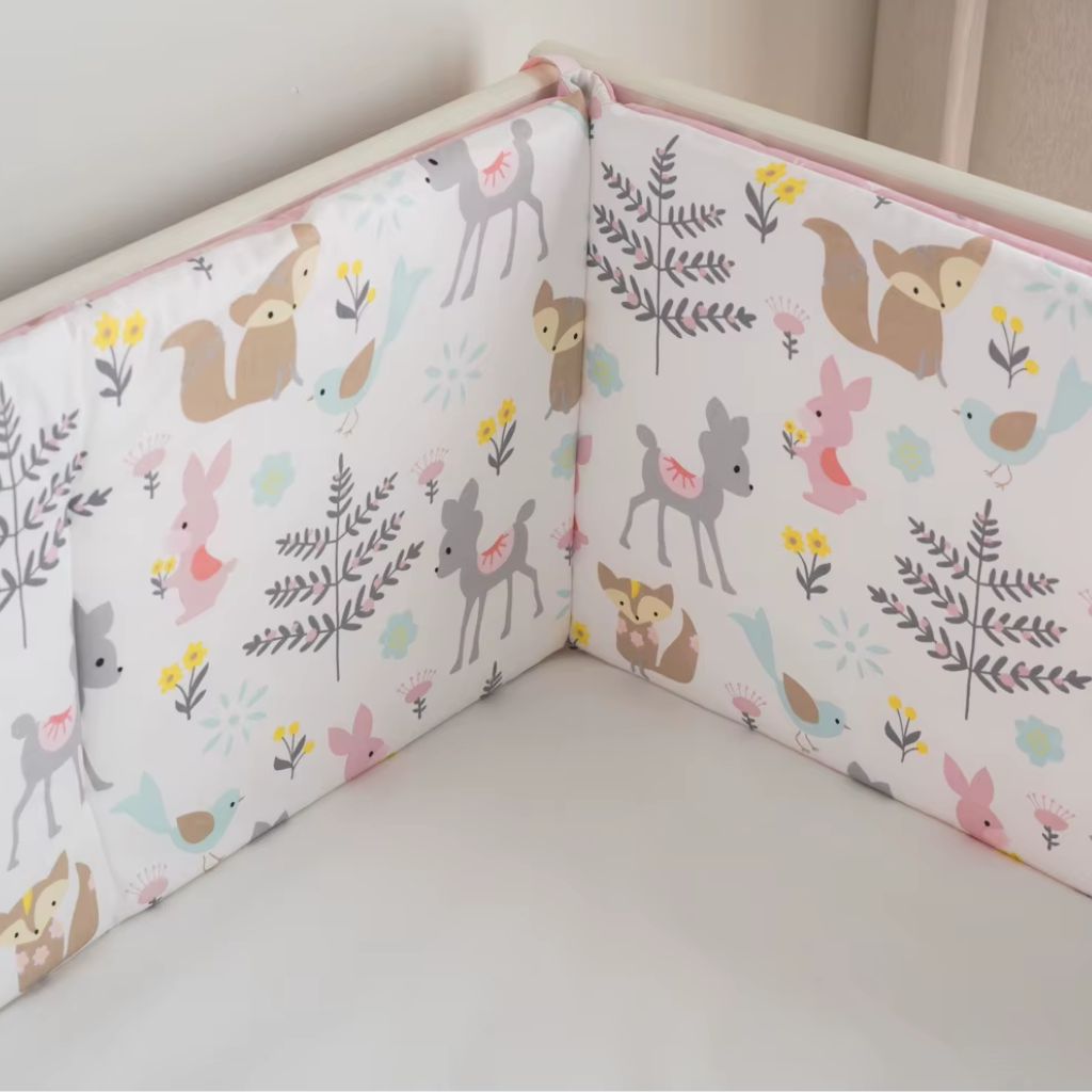 Tour de lit bébé fille rose et blanc inspiré de la forêt enchantée