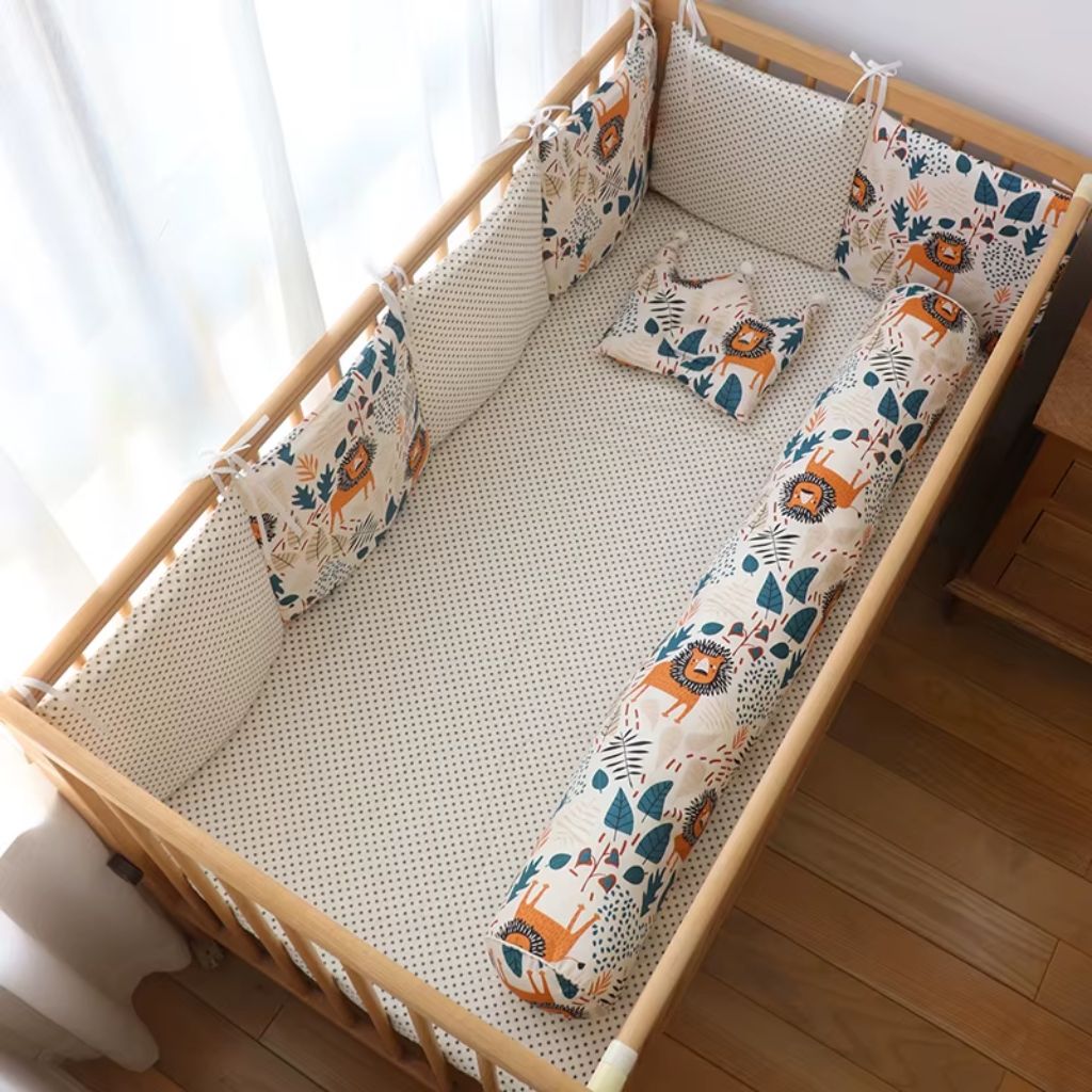 Tour de lit bébé garçon ensemble 6 ou 7 pièces vue intérieure du berceau